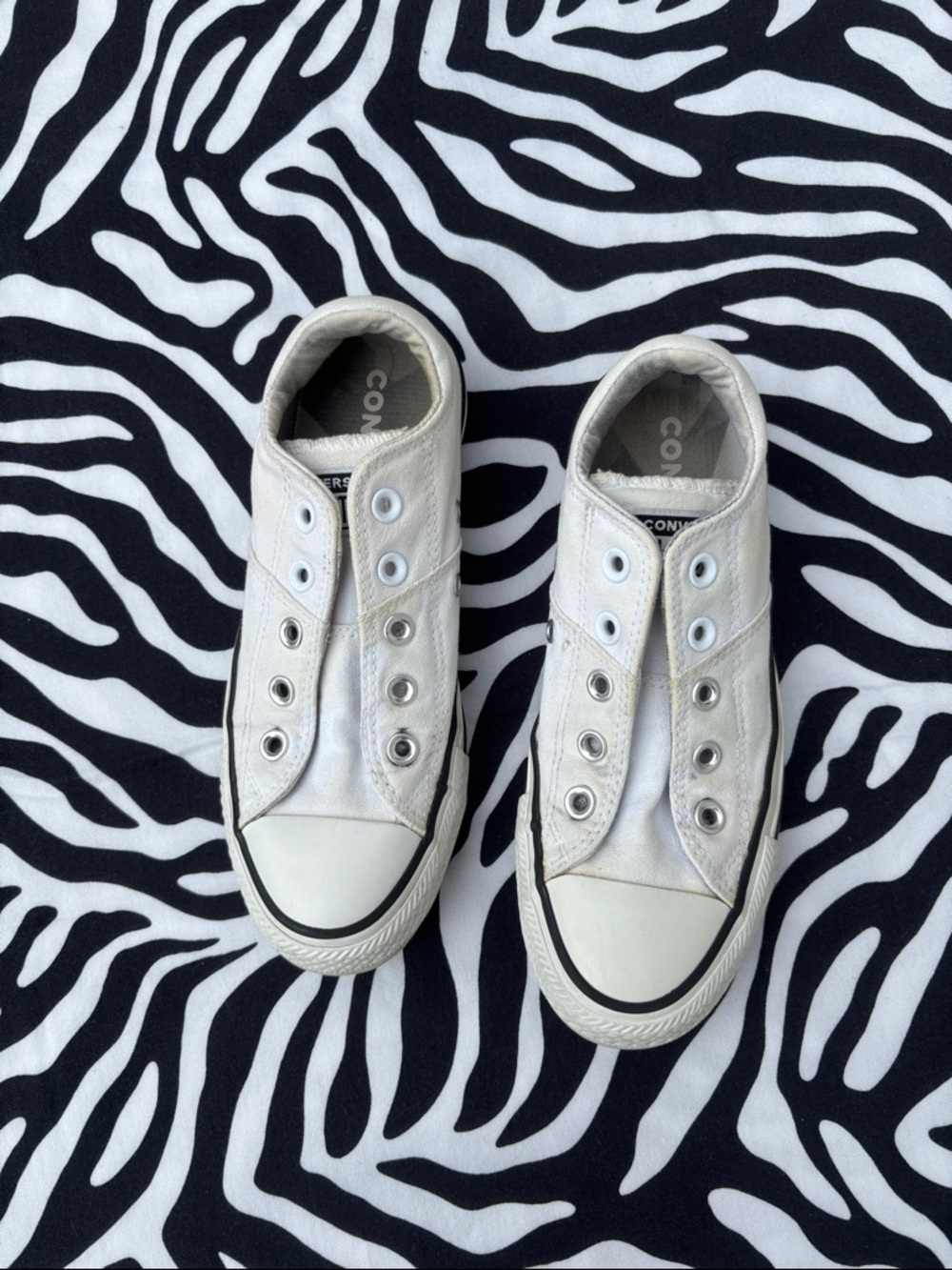 Converse Womens White Canvas Slip-On Low Top Sneakers
